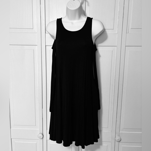 Black open shoulder dress with pockets (size XS adult) - Picture 2 of 5